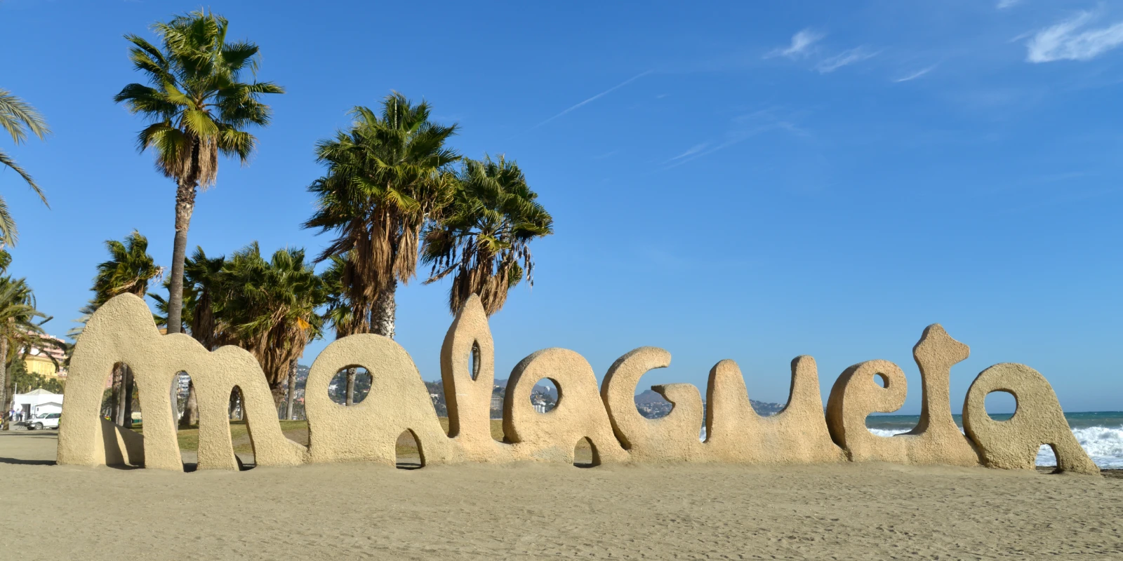 Litoral urbano de Málaga con la playa de la Malagueta y el paseo marítimo al atardecer